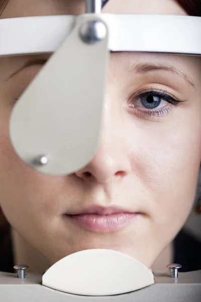 Γυναίκα έχοντας εξέταση οφθαλμών — Φωτογραφία Αρχείου