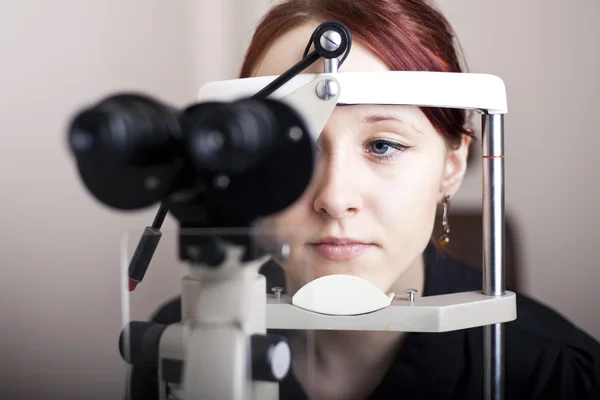 Femme ayant un examen des yeux Images De Stock Libres De Droits