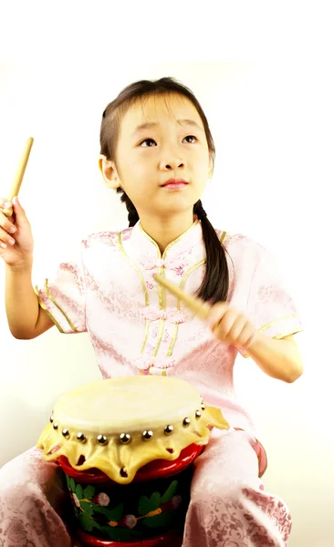 Азиатка играет на барабане — стоковое фото