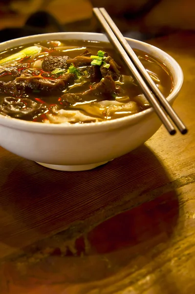Sopa de macarrão de carne chinesa — Fotografia de Stock