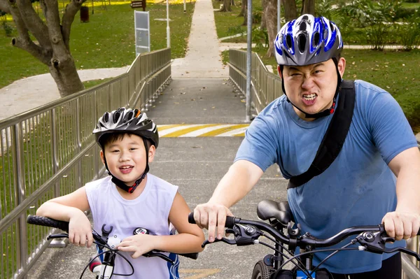 Far och son cyklist — Stockfoto
