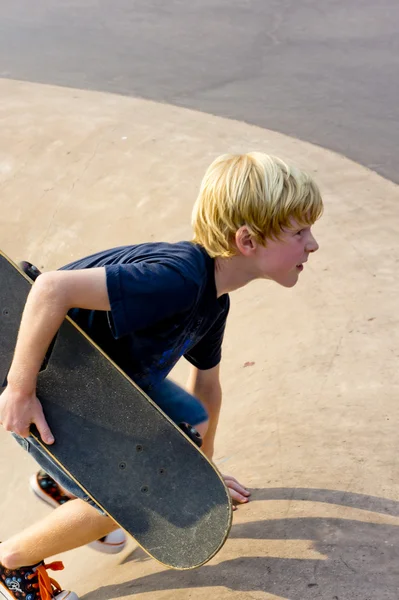 Pojke skateboardåkare — Stockfoto