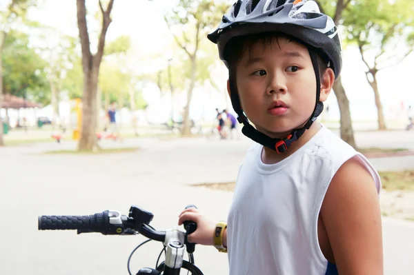 Cykling pojke söker chock — Stockfoto