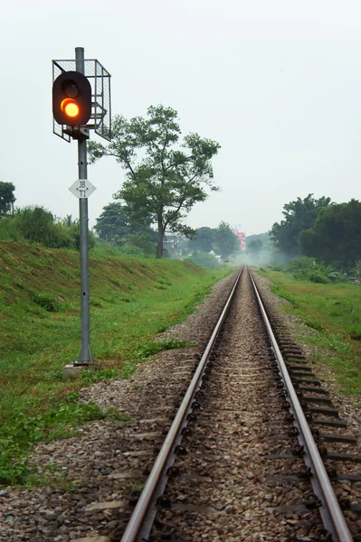 Bahnstrecke mit Ampel — Stockfoto