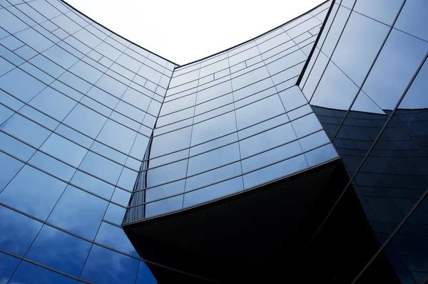 Drei kurvenbogenförmige Glaswände — Stockfoto