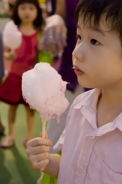 Хлопчик з бавовняними цукерками — стокове фото