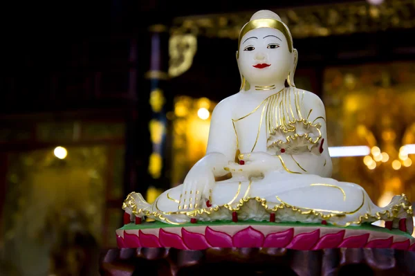 하얀 부처님 — 스톡 사진