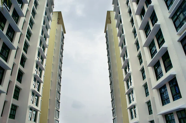 Um bloco de apartamentos residenciais — Fotografia de Stock