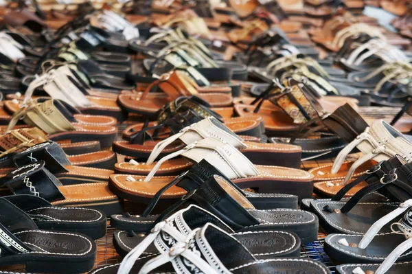 Сотни сандалий — стоковое фото