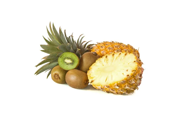Полностью и наполовину ананас и фрукты киви — стоковое фото