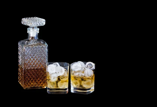 Dwie szklanki i karafki z whisky — Zdjęcie stockowe