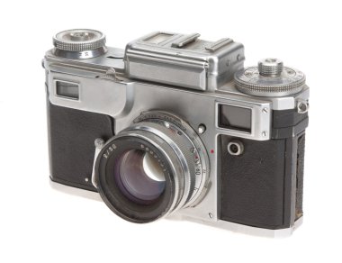 Beyaz arkaplandaki eski kamera