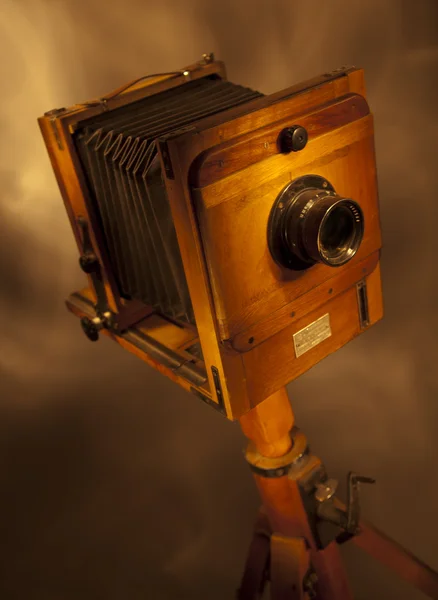 Παλιά κάμερα σε μαύρο φόντο — Φωτογραφία Αρχείου