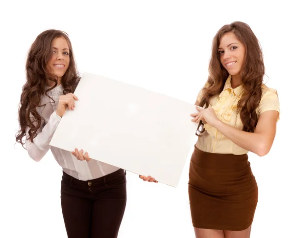 Сестры Близнецы держат плакат на белом фоне — стоковое фото