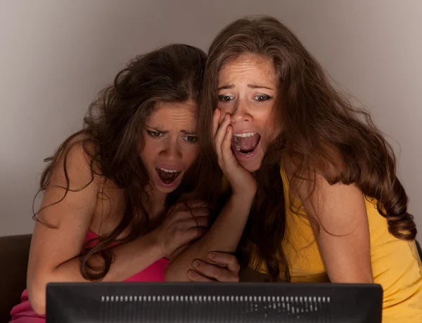 Tv에서 공포 영화를 시청 하는 쌍둥이 자매 — 스톡 사진