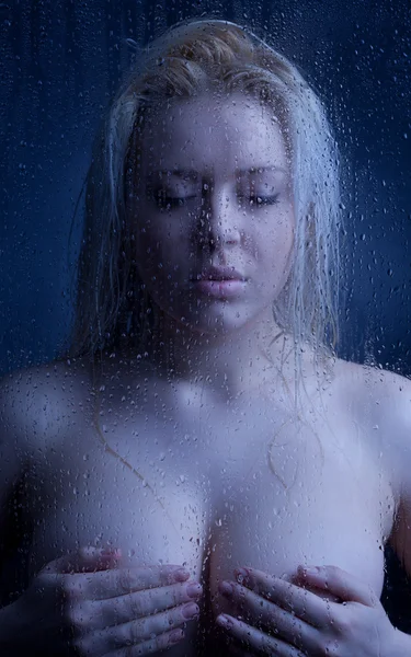 黒い背景でぬれたガラスで裸の女の子 — ストック写真