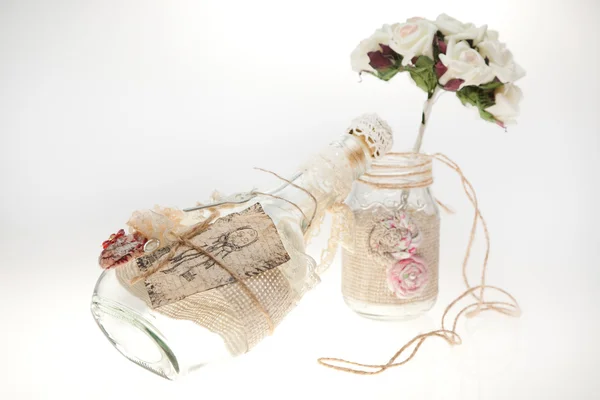 花束と白い背景の上の瓶 — ストック写真