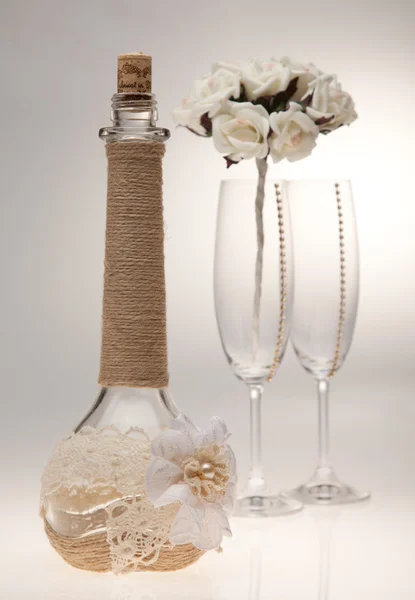 Buketter, en flaska och glas på en vit bakgrund — Stockfoto