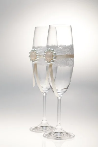Brýle pro svatbu na šedém pozadí — Stock fotografie