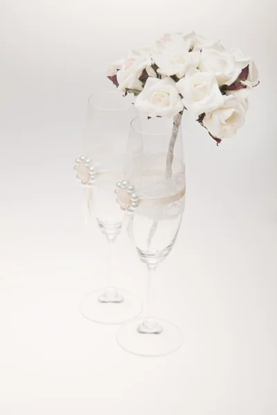 Bouquets et verres sur fond blanc — Photo