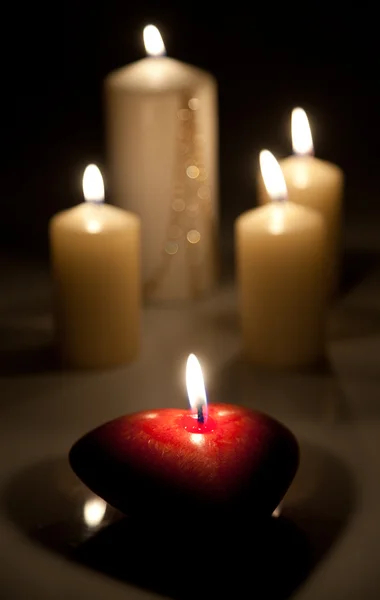 어두운 배경에 있는 촛불들 — 스톡 사진