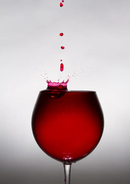 Ett glas vin och en droppe falla i det. — Stockfoto