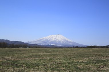 mt.iwate ve mavi gökyüzü