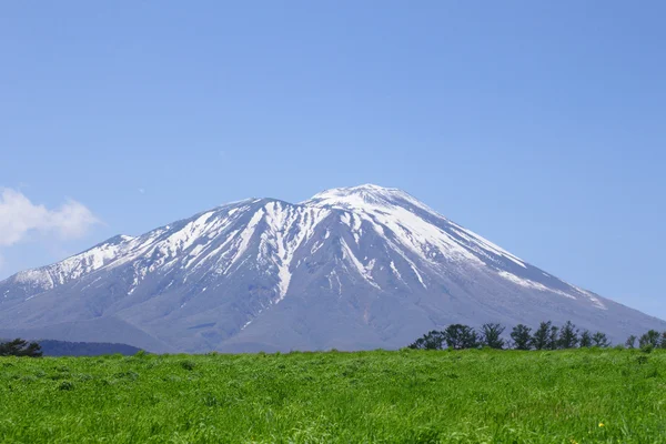 Monte Iwate y cielo azul — Foto de Stock