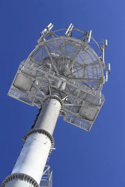 Torre de comunicaciones — Foto de Stock