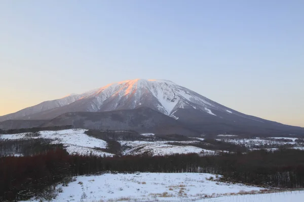 Monte Iwate contra el cielo azul —  Fotos de Stock