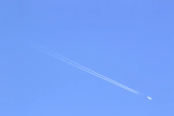 Contrail en el cielo azul — Foto de Stock