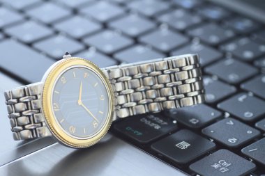 klavye üzerinde bir kol saati