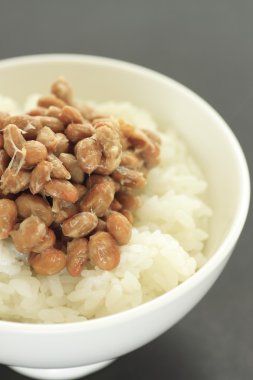Natto (fermente soya fasulyesi) pirinç