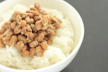 Natto (fermente soya fasulyesi) pirinç