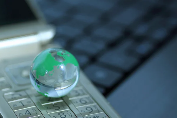 Globe en verre sur téléphone portable — Photo