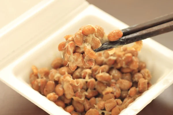 Een container van natto — Stockfoto