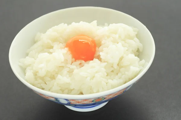 Яйцо и рис в миске — стоковое фото