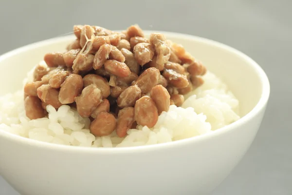 Natto (gefermenteerde sojabonen) over rijst — Stockfoto