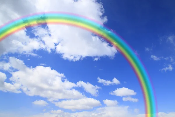 Regenboog en wolk in blauwe lucht — Stockfoto