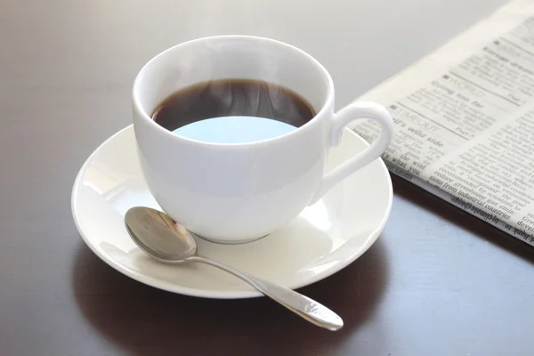 Tazza di caffè caldo e giornale — Foto Stock