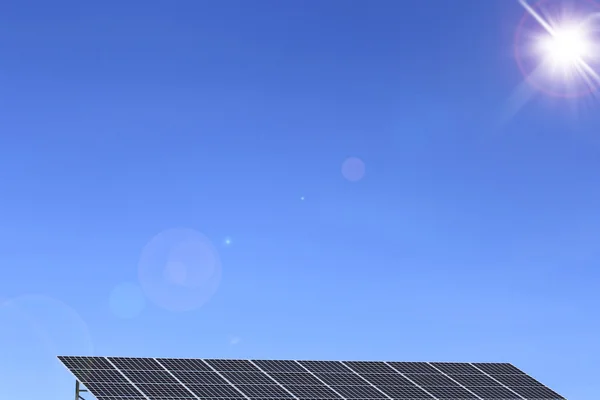 Zonnepaneel tegen blauwe lucht — Stockfoto