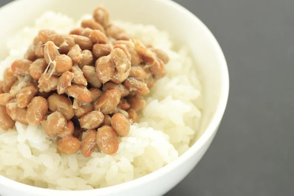 Natto (soja fermentada) sobre arroz Imagen De Stock