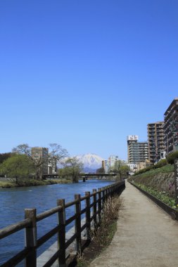 Mavi gökyüzü karşı mt.iwate ve morioka şehir