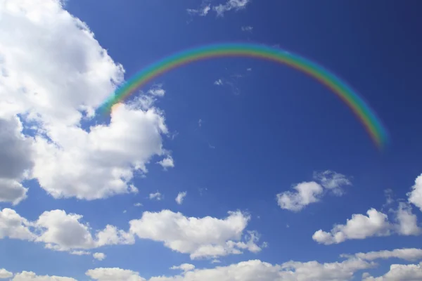 Arco-íris e nuvem no céu azul — Fotografia de Stock