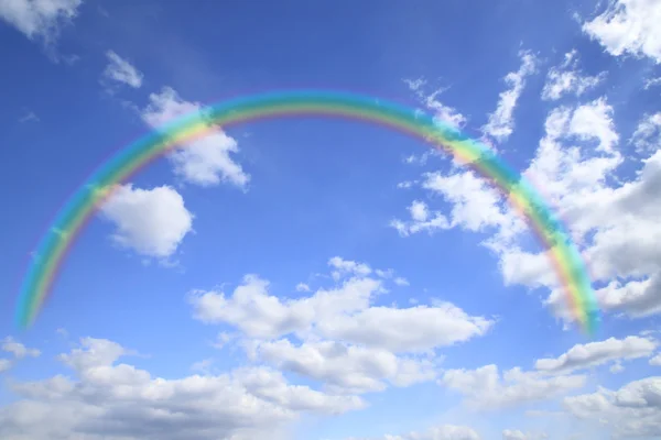 Радуга и облако в голубом небе — стоковое фото