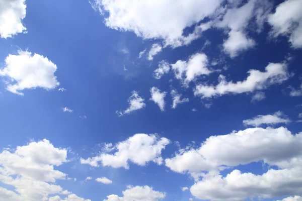 Хмара на блакитному небі — стокове фото