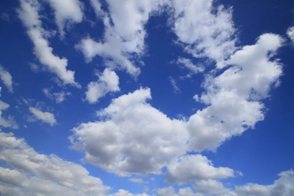 Σύννεφο στον γαλάζιο ουρανό — Φωτογραφία Αρχείου