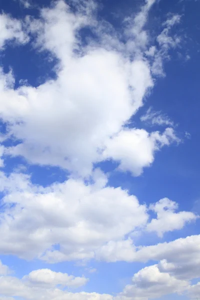 Σύννεφο στον γαλάζιο ουρανό — Φωτογραφία Αρχείου