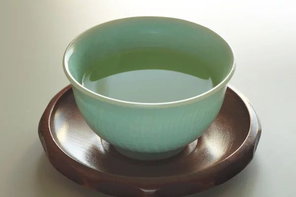 Grüner Tee auf weißem Hintergrund — Stockfoto