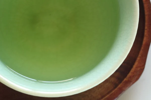 Grüner Tee auf weißem Hintergrund — Stockfoto